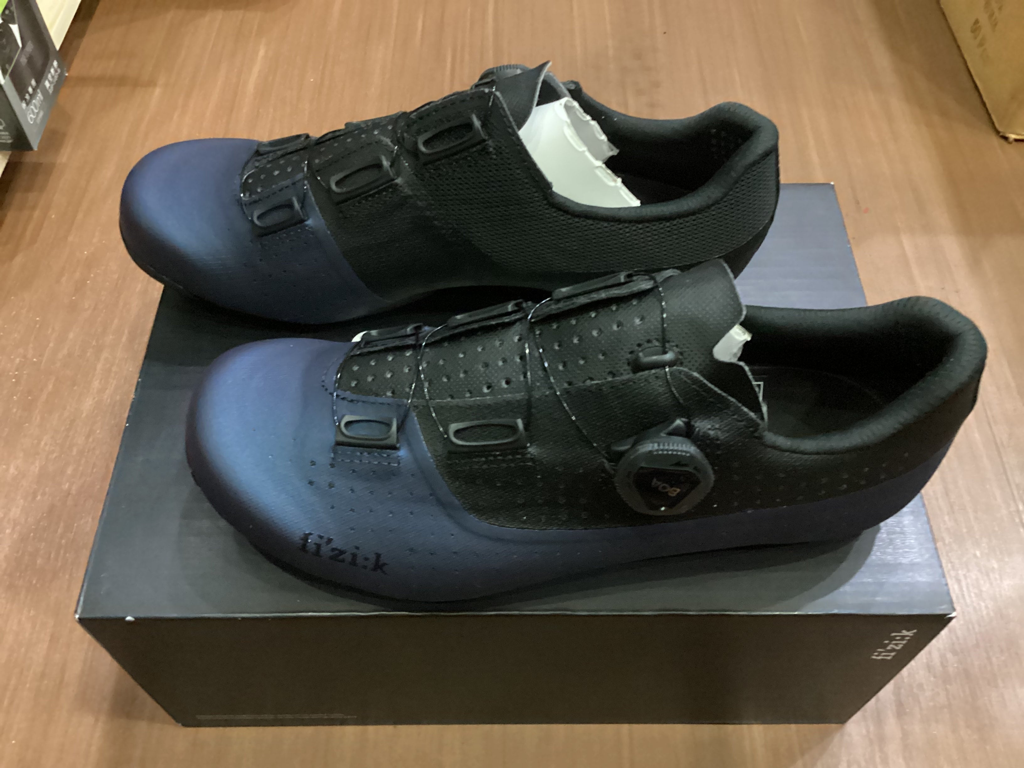 フィジーク TEMPO OVERCURVE R4 WIDE | 自転車のウエサカ